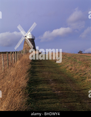 Halnaker mulino a vento sulla South Downs sopra Chichester in inverno Foto Stock