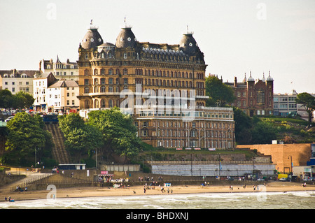 Il Grand Hotel con South Bay in primo piano, Scarborough. North Yorkshire. REGNO UNITO Foto Stock