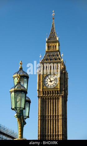 La vecchia strada lampada e Big Ben Clock Tower, la Casa del Parlamento, il London, England, Regno Unito, Europa Foto Stock