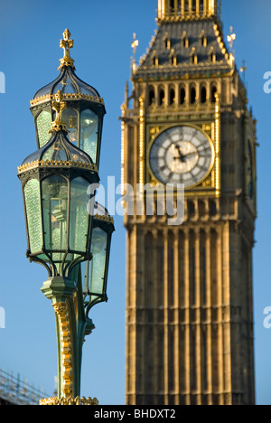 La vecchia strada lampada e Big Ben Clock Tower, la Casa del Parlamento, il London, England, Regno Unito, Europa Foto Stock