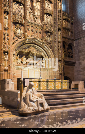 Maria Giuseppe e Gesù bambino scultura presso l'altare maggiore nella Cattedrale Anglicana. Liverpool, Merseyside, Inghilterra, Regno Unito, Gran Bretagna. Foto Stock