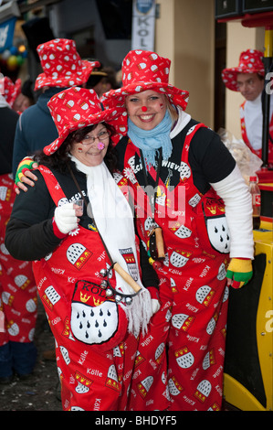 Donna e bambina vestito come clown - Weiberfastnacht a Colonia Foto Stock