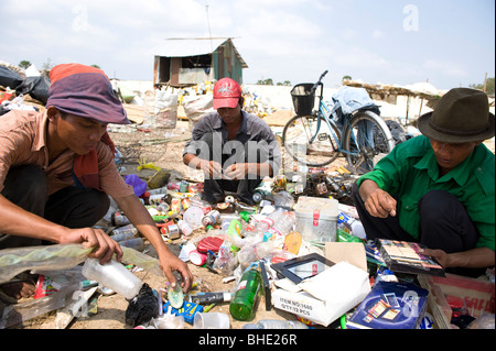 Comunità di riciclaggio della periferia di Phnom Penh Cambogia. Le famiglie vivono e lavorano in 10000 metri quadrati composto. Foto Stock