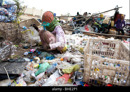 Comunità di riciclaggio della periferia di Phnom Penh Cambogia. Le famiglie vivono e lavorano in 10000 metri quadrati composto. Foto Stock