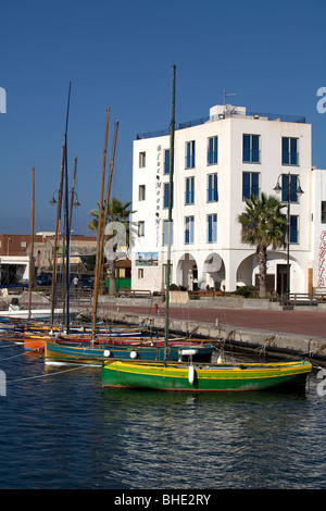 L'Italia, Sicilia, isola di Pantelleria, il porto di Pantelleria con le tipiche barche a vela colorate Lance Pantesche Foto Stock