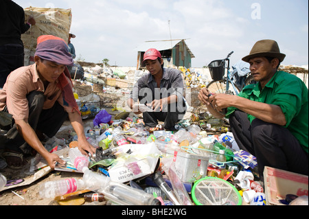 Comunità di riciclaggio della periferia di Phnom Penh Cambogia. Le famiglie vivono e lavorano in 10000 metri quadrati composto. Foto Stock