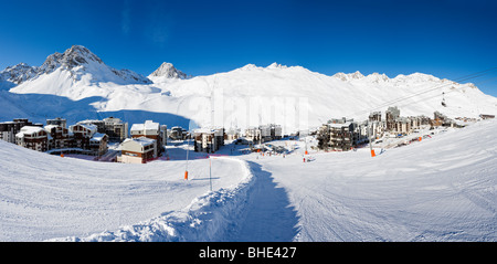 Vista panoramica dai pendii sopra il centro della Val Claret, Tignes, Espace Killy, Tarentaise, Savoie, Francia Foto Stock