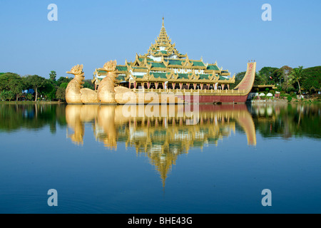 Ristorante Karaweik, Lago Kandawgyi; Rangoon, Yangon; la Birmania, Myanmar Foto Stock