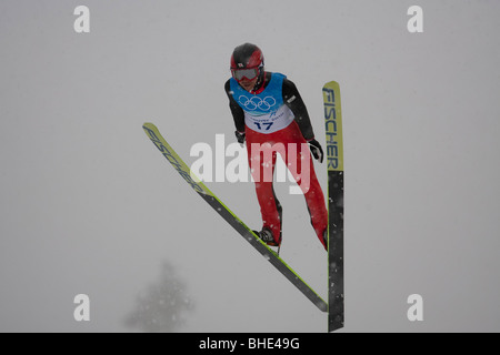 Takanobu Okabe (JPN) durante il NH singoli Ski Jumping di formazione presso il 2010 Giochi Olimpici invernali di Vancouver, British Columbia. Foto Stock