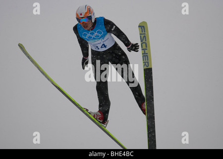 Taku Takeuchi (JPN) durante il NH singoli Ski Jumping di formazione presso il 2010 Giochi Olimpici invernali di Vancouver, British Columbia. Foto Stock