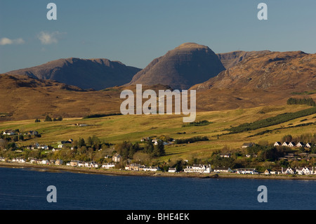 Lochcarron villaggio sulle rive di Loch Carron, cercando fino alle colline Applecross, Highlands Scozzesi. Foto Stock