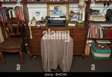 Alexander Cordell sta scrivendo la camera e gli effetti personali dell'Cordell Museum a Blaenavon Lancaster South Wales UK Foto Stock