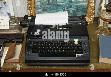 Alexander Cordell's nastri inchiostratori per macchine da scrivere nella sala di scrittura con gli effetti personali dell'Cordell Museum a Blaenavon Lancaster South Wales UK Foto Stock