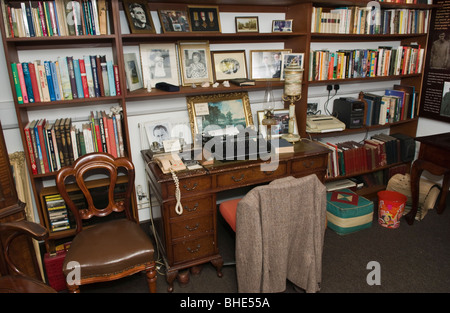 Alexander Cordell sta scrivendo la camera e gli effetti personali dell'Cordell Museum a Blaenavon Lancaster South Wales UK Foto Stock