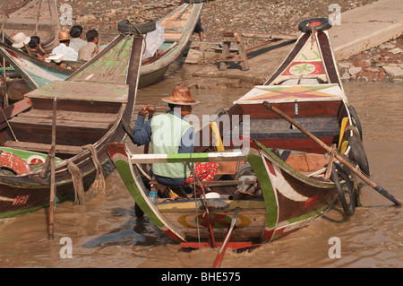 La vita sul fiume lungo il Rangoon - fiume Yangon, Birmania - Myanmar Foto Stock