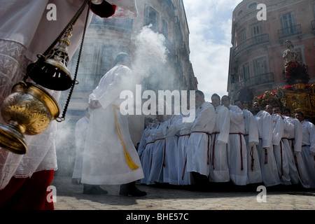 L'incenso il fumo fuoriesce il turibolo e riempie le strade con intenso aroma durante la Settimana Santa a Malaga, Spagna. Foto Stock