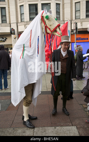 Lingua gallese Società, Cymdeithas yr iaith Gymraeg, protesta con la Mari Lwyd nel centro di Cardiff, nel Galles del Sud, Regno Unito Foto Stock