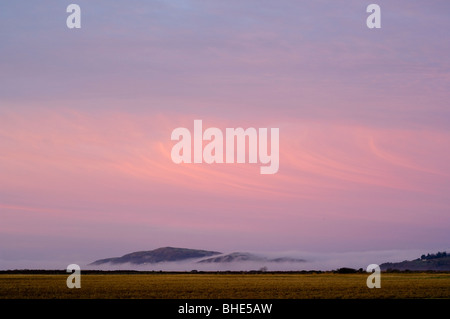 Ventoso nuvole temporalesche all'alba su Bengairn Hill, (391 metri) vicino a Dalbeattie. Foto Stock