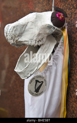 Lingua gallese Società, Cymdeithas yr iaith Gymraeg, protesta con la Mari Lwyd nel centro di Cardiff, nel Galles del Sud, Regno Unito Foto Stock