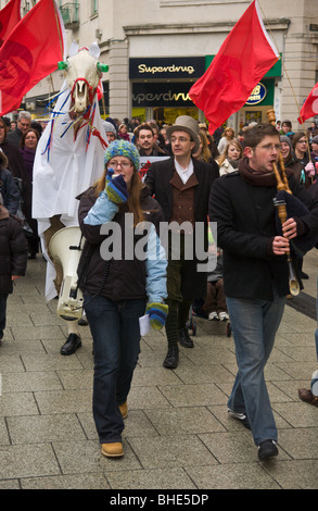 Lingua gallese Società, Cymdeithas yr iaith Gymraeg, marzo con Mari Lwyd attraverso il centro di Cardiff Galles del Sud, Regno Unito Foto Stock