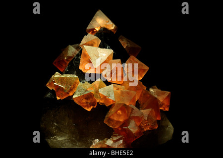 Cristalli di fluorite di colore arancio in forma ottaedrica, fluoruro di calcio CaF2. Foto Stock