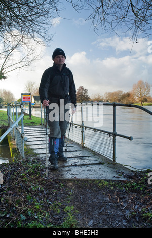 Walker sul Tamigi percorso in corrispondenza di Swinford Weir e bloccare sul Fiume Tamigi, Oxfordshire, Regno Unito Foto Stock