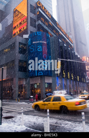 Morgan Stanley sede in Times Square a New York durante una bufera di neve che ricopre la costa est Foto Stock