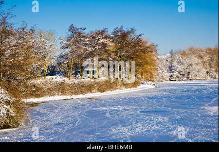 La congelati acque di un piccolo lago noto come Liden Lagoon a Swindon, Wiltshire, Inghilterra, Regno Unito adottate nel gennaio 2010 Foto Stock