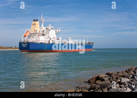 Cape Canaveral, FL - Nov 2008 - Nave cisterna Atrotos diretto a mare nel canale a Jetty Park a Cape Canaveral, in Florida Foto Stock