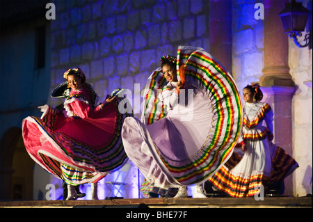 Ballerini tradizionali sui gradini di Santa Barbara missione durante la Fiesta Pequena, Santa Barbara, California Foto Stock