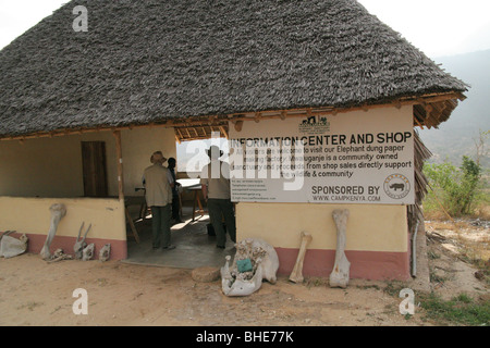 Ingresso e negozio di souvenir a Mwaluganje elefante santuario, Shimba Hills riserva nazionale, Kenya Foto Stock