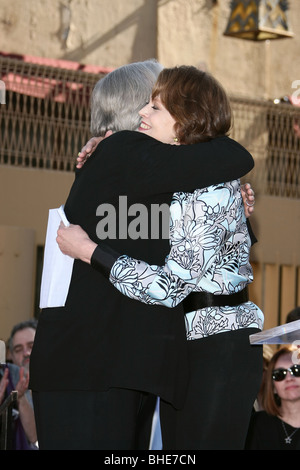 SIGOURNEY WEAVER james cameron james cameron onorato con una stella sulla Hollywood Walk of Fame HOLLYWOOD Los Angeles CA USA Foto Stock