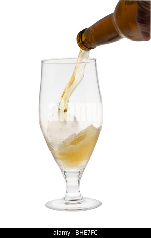 Luce di alcool birra con la schiuma e bolle versare in un bicchiere isolato su bianco. Foto Stock