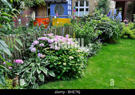 Frontiera perenne in un giardino nel cortile. design: jutta wahren Foto Stock