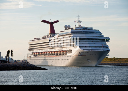 Il carnevale gloria la nave di crociera nel canale lasciando Port Canaveral al Jetty Park a Cape Canaveral, in Florida Foto Stock