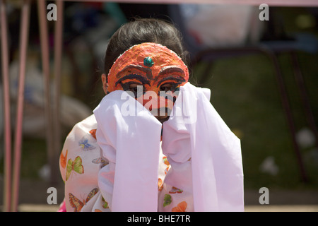 Bambino in maschera in Coreano Tradizionale display di ballo dai membri di Londra comunità coreana New Malden Surrey Foto Stock