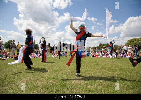 Coreano Tradizionale display di ballo dai membri di Londra comunità coreana New Malden Surrey Foto Stock