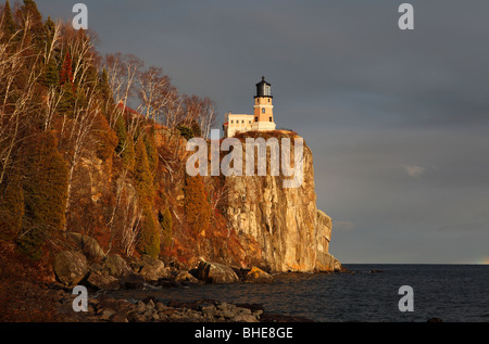 Nel tardo pomeriggio sole illumina Split Rock faro sulla sponda nord del lago Superior, Minnesota. Foto Stock