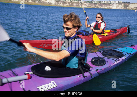 L uomo e la donna kayak di mare insieme Foto Stock