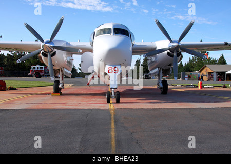 Calfire Grumman S2-T Turbo Tracker sorge presso il pronto a Grass Valley Attacco aria Base nella California del Nord. Foto Stock