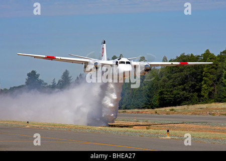 Calfire Grumman S2-T Turbo Tracker fa una goccia di acqua a Grass Valley Attacco aria Base nella California del Nord Foto Stock