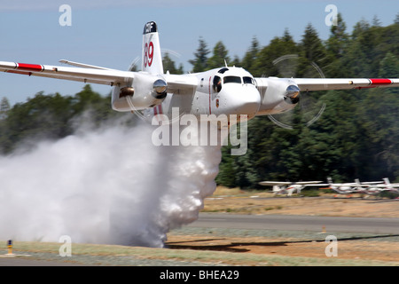 Calfire Grumman S2-T Turbo Tracker fa una goccia di acqua a Grass Valley Attacco aria Base nella California del Nord Foto Stock