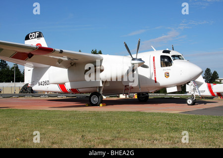 Calfire Grumman S2-T Turbo Tracker sorge presso il pronto a Grass Valley Attacco aria Base nella California del Nord Foto Stock