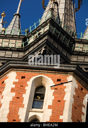 Polonia Cracovia ogni ora trumpeter gioca anthem da St Mary's Chiesa torre Foto Stock