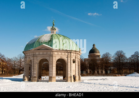 Dea Diana monumento in un Hofgarten innevato con la Cancelleria di Stato in background. Foto Stock