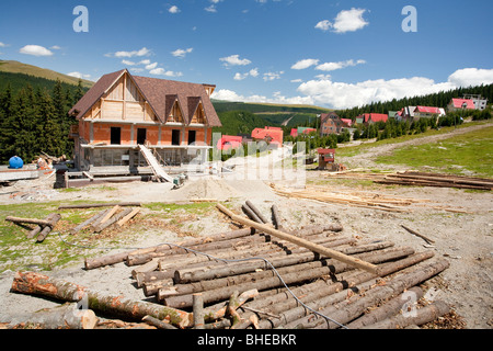 Costruzione di una casa in una postazione remota su una montagna con una bella vista Foto Stock