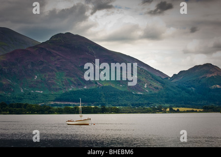 Vista del singolo ormeggiato sul lago di Bassenthwaite, Cumbria, con Ullock Pike e Skiddaw in background. Foto Stock