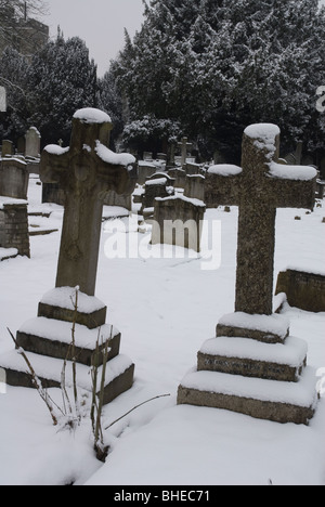 St Leonards cimitero con lapidi coperte di neve, Heston West London, Regno Unito Foto Stock