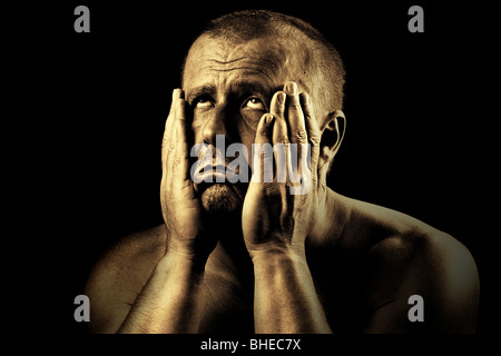 Potente tonico ritratto monocromatico di un preoccupato del giovane uomo isolato su sfondo nero Foto Stock