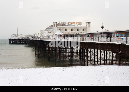 Neve sulla Spiaggia di Brighton, di fronte al molo di Brighton, Inghilterra. Foto Stock